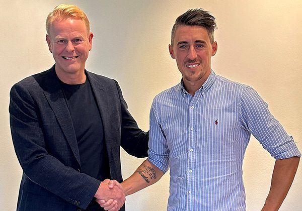 Ägarna av VMAR och Cloudist skakar hand.
