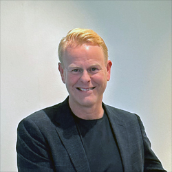 Fredrik Hemmingsson, grundare och VD på VMAR ler mot skärmen. 