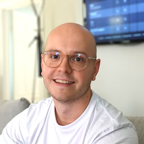 Love Kudinoff, gruppchef hos VMAR ghar glasögon på sig och en vit t-shirt. 