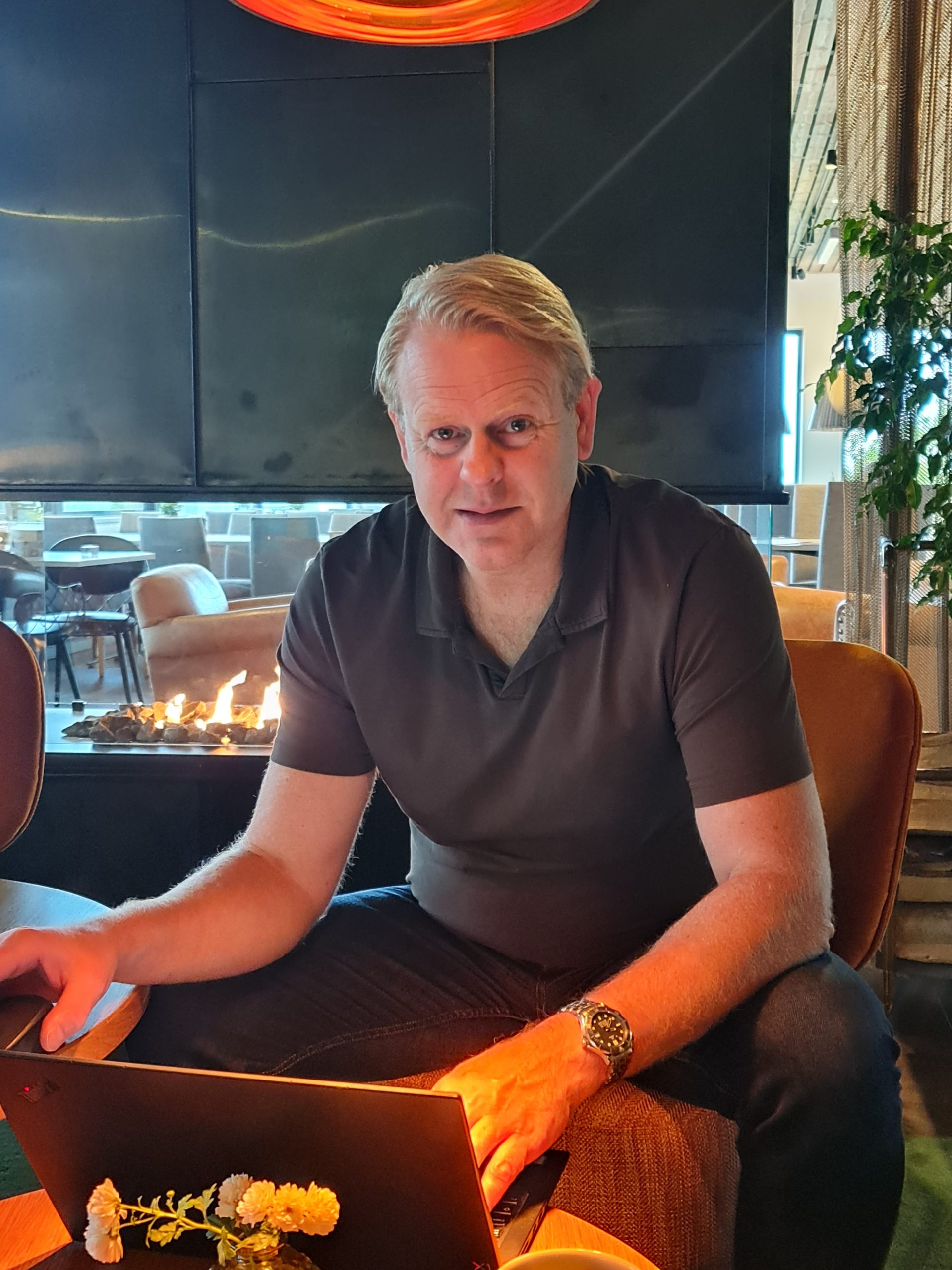 VD: på VMAR arbetar och tittar in i kameran. 