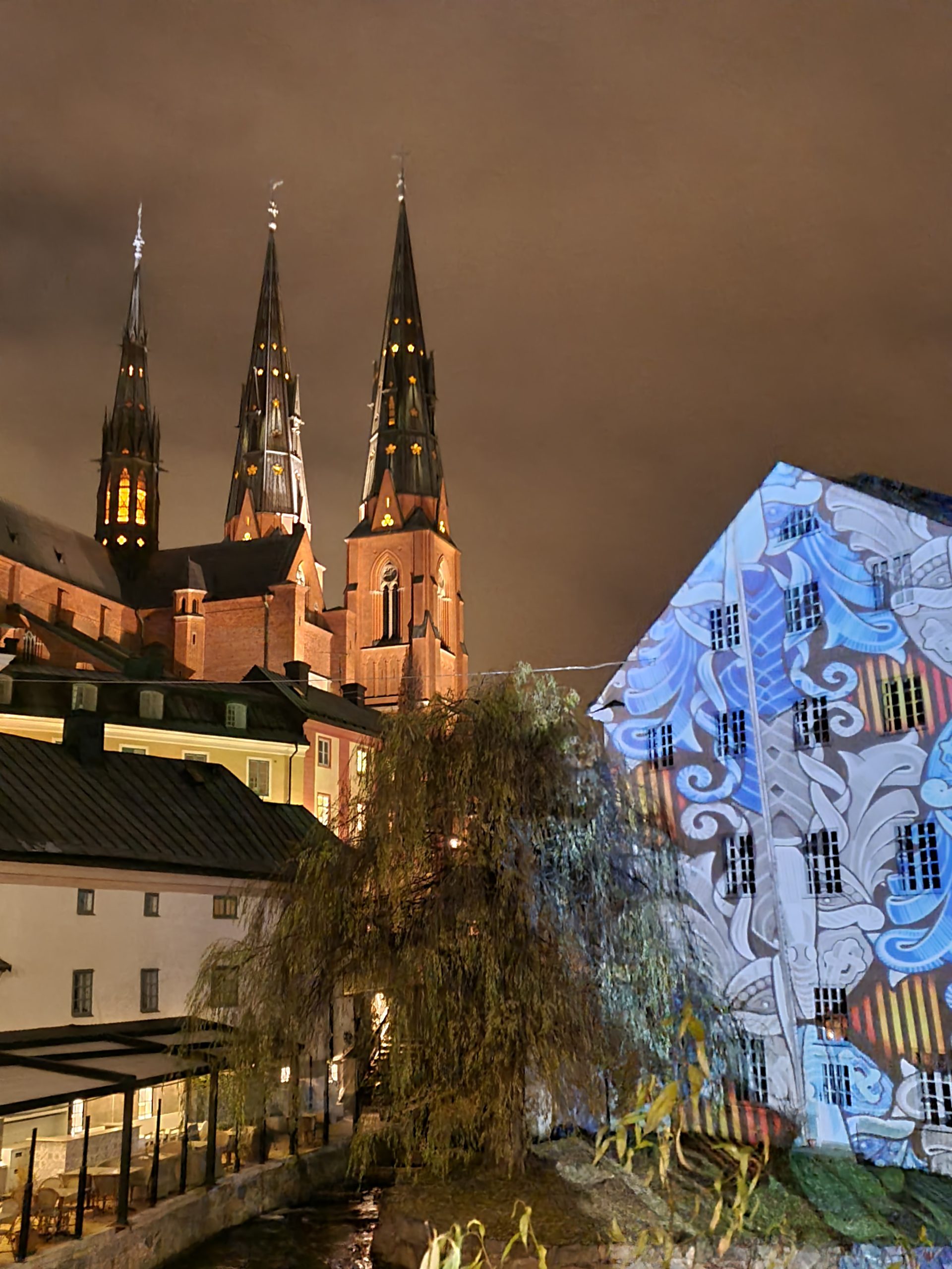 En fin bild på centrala Uppsala och Uppsalas kyrka. 