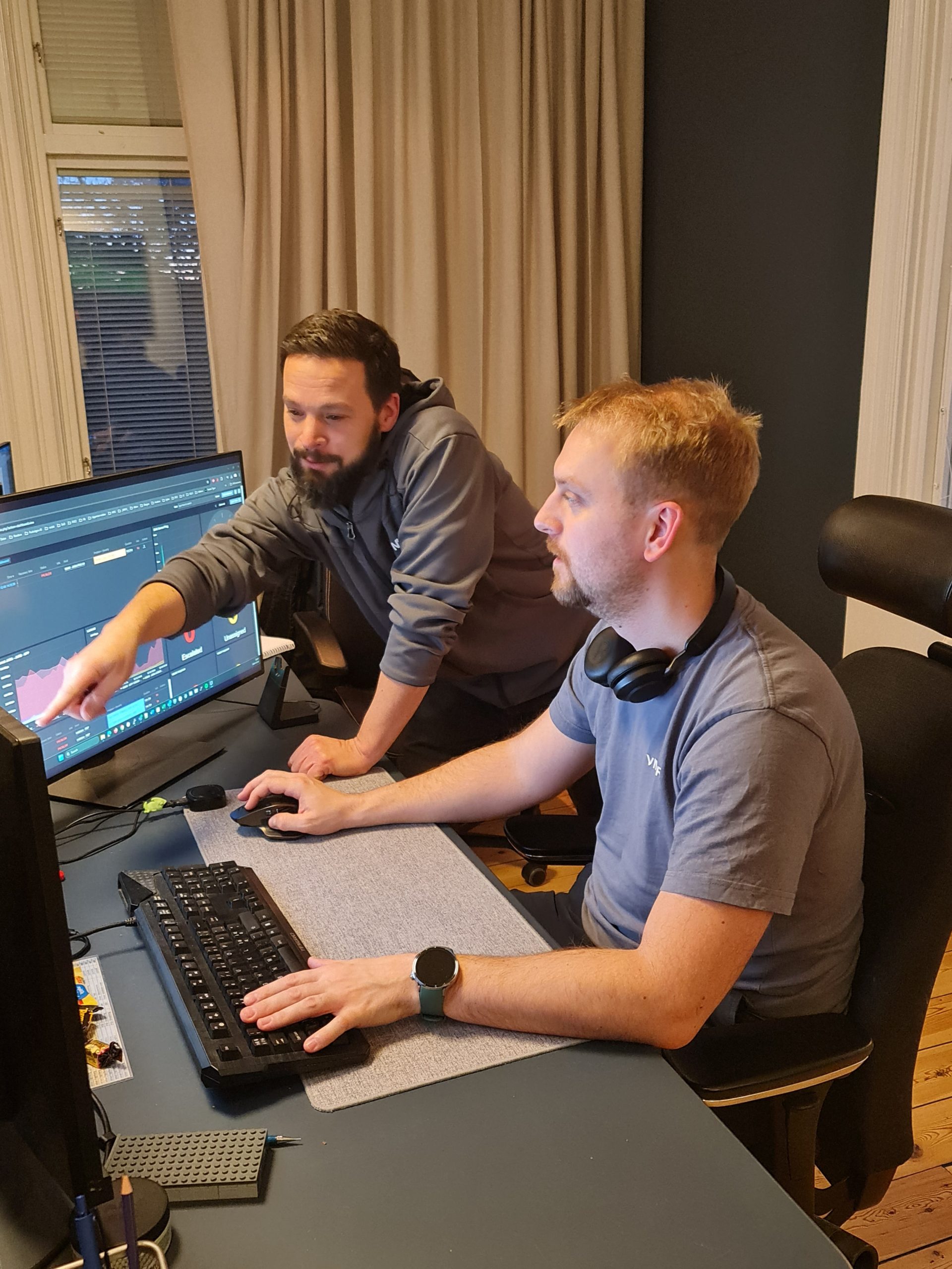 En person hjälper en annan person med IT-support