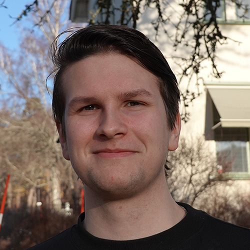 Elisas Benjaminsson ler in i kameran ,medan han står utomhus under hösten