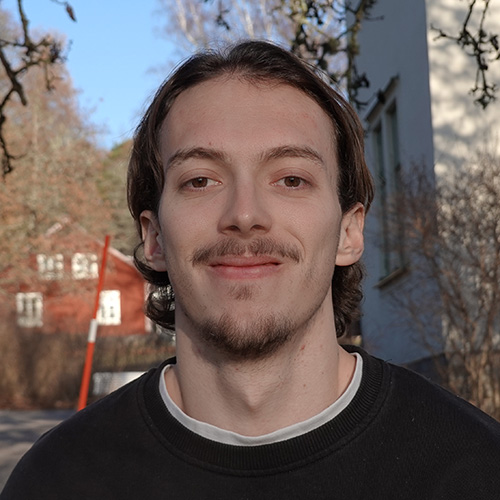 Filip Malamas, en rolig man som arbetar med utveckling.