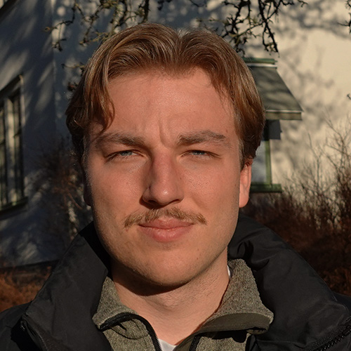 Karl Wästvind, son till Ivan Västvind står utomhus med jacka.