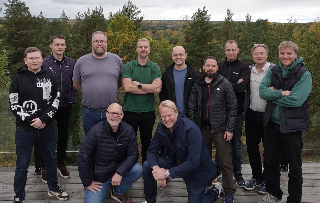 Hela teamet på IT företaget Vmar tar en bild tillsammans.