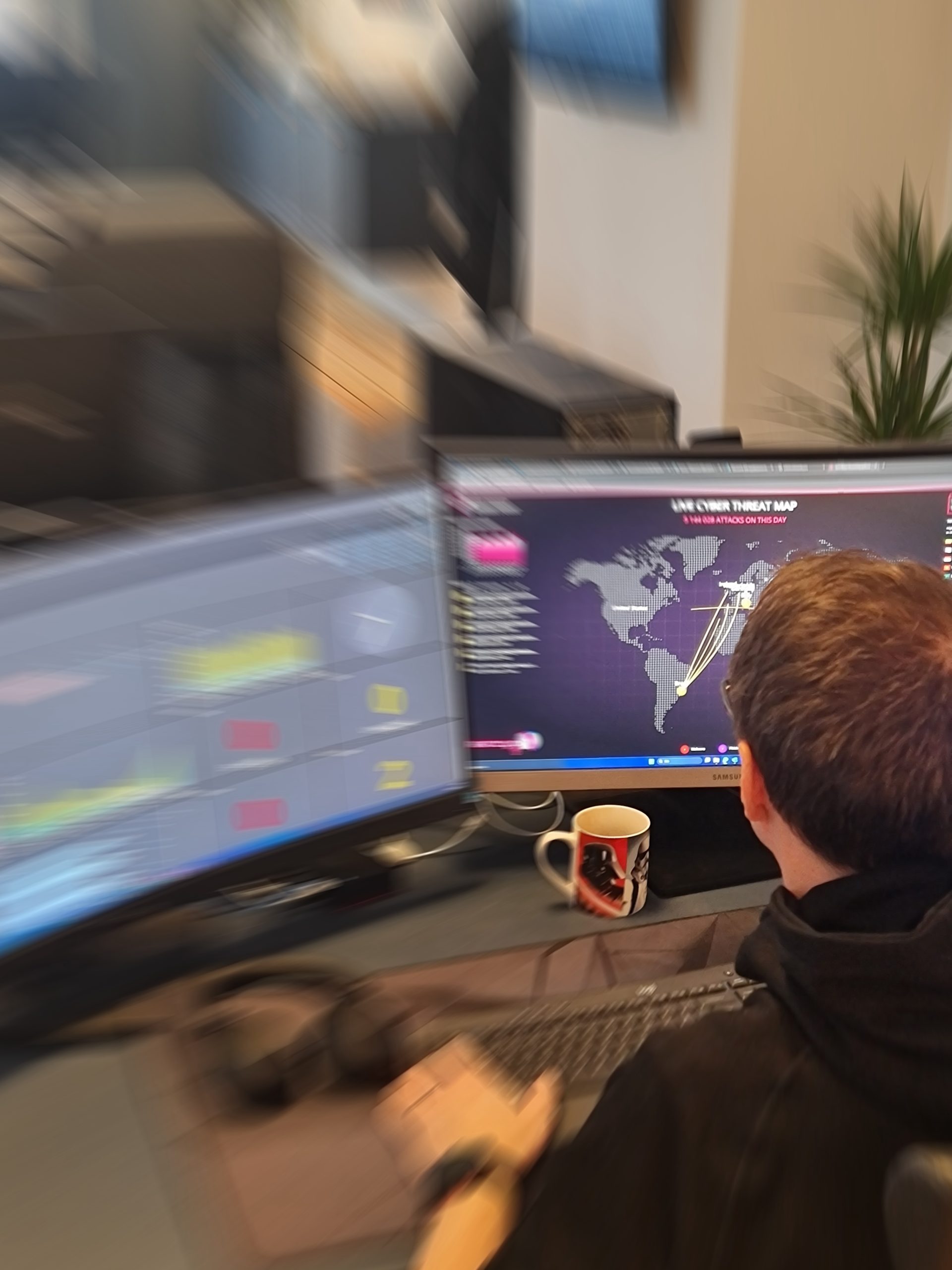 En bild på en person på VMAR som arbetar med IT-Säkerhet.