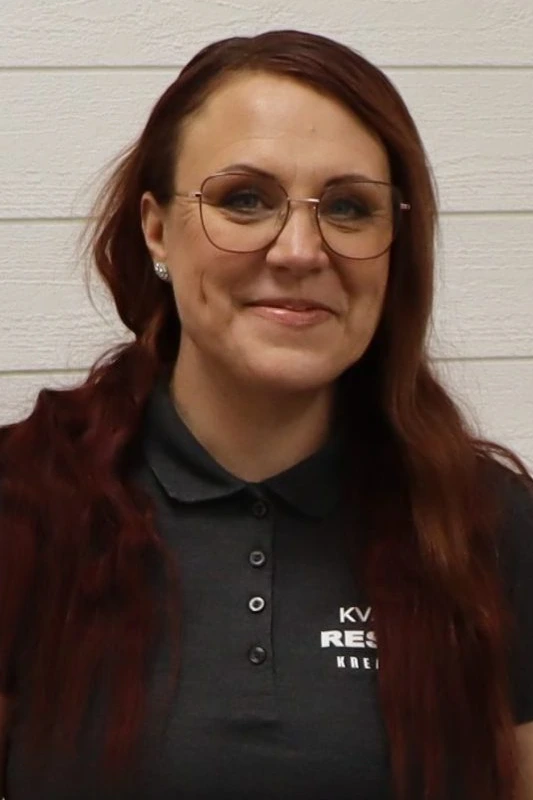 Ett foto på Malin Persson som är ägare och VD för Trädgårdsanläggare hallblom.